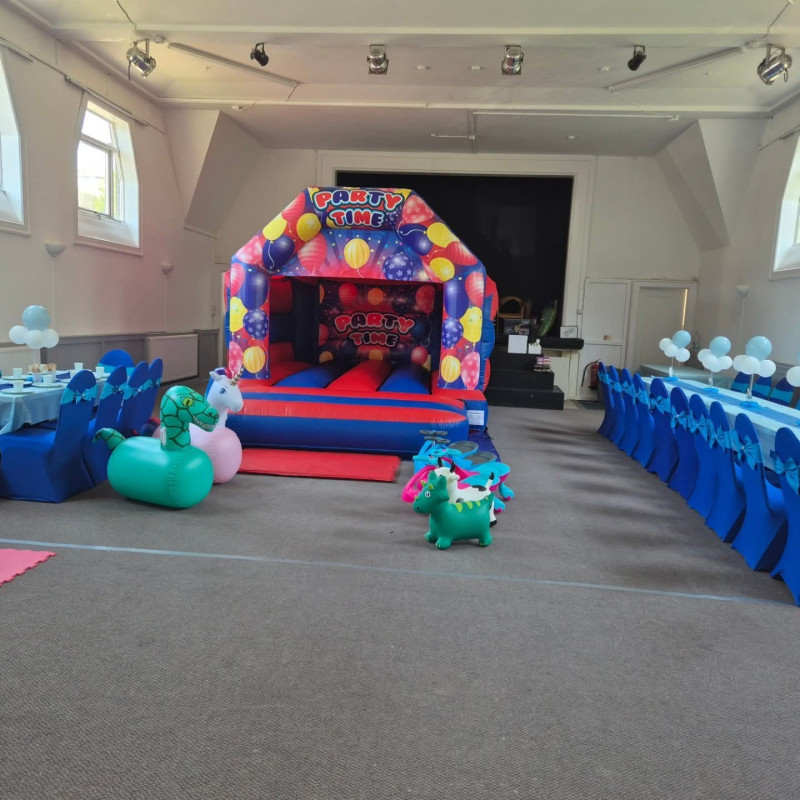 5m high ceilings can fit most bouncy castles
