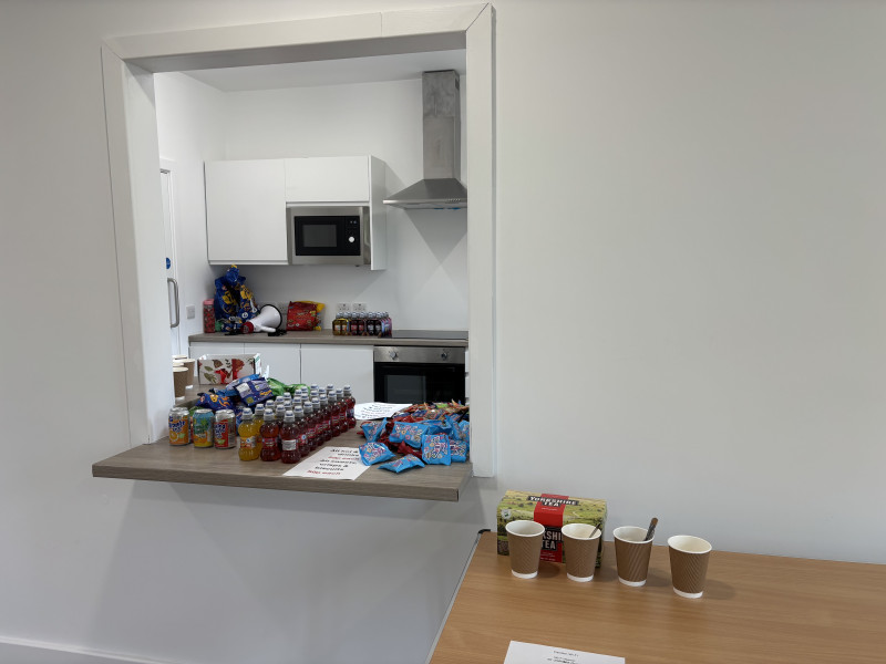 Kitchen serving hatch