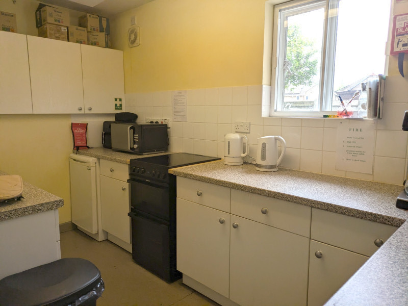 Kitchen with cooker and airfryer