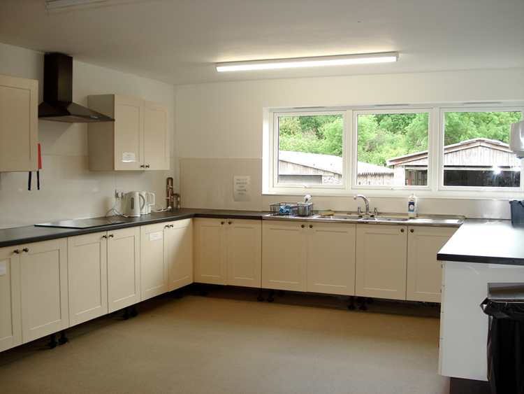 Large kitchen with ovens, hob, fridge & microwave